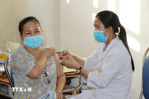 Người dân thành phố Nha Trang được tiêm mũi 3 vaccine phòng COVID-19 chiều 7/1 vừa qua. (Ảnh: Tiên Minh/TTXVN)
