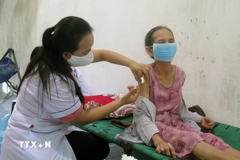 Nhân viên Trung tâm Y tế thành phố Tuy Hòa tiêm vaccine phòng COVID-19 tại nhà cho người cao tuổi. (Ảnh: Xuân Triệu/TTXVN)
