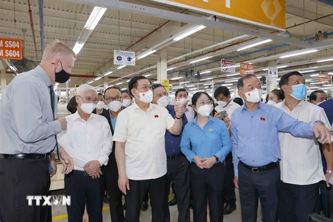 Chủ tịch Quốc hội Vương Đình Huệ thăm xưởng sản xuất, đóng gói sản phẩm đồ nội thất của Công ty Wanek Furniture. (Ảnh: Doãn Tấn/TTXVN)