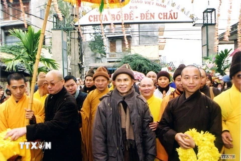 Tăng ni. phật tử đón Thiền sư Thích Nhất Hạnh tại chùa Bồ Đề, Gia Lâm, Hà Nội, ngày 12/1/2005. (Ảnh: Nhan Sáng/TTXVN)