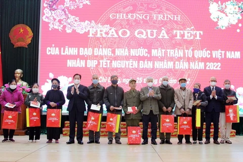 Chủ tịch Ủy ban Trung ương MTTQ Việt Nam Đỗ Văn Chiến và đoàn công tác tặng quà cho 10 hộ gia đình chính sách, người có công huyện Chi Lăng. (Ảnh: Anh Tuấn/TTXVN)