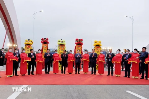 Phó Thủ tướng Lê Văn Thành với các lãnh đạo thành phố Hải Phòng thực hiên lễ cắt băng thông xe kỹ thuật công trình cầu Rào. (Ảnh: An Đăng/TTXVN)