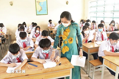 Giáo viên và học sinh trường Trung học cơ sở Gò Đen, huyện Bến Lức, Long An ôn bài cho kì thi học kì 1 năm học 2021-2022. (Ảnh: Đức Hạnh/TTXVN)