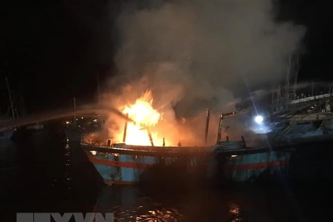 Một vụ tàu cá bị cháy trong đêm tại bến tàu. (Ảnh: TTXVN phát)