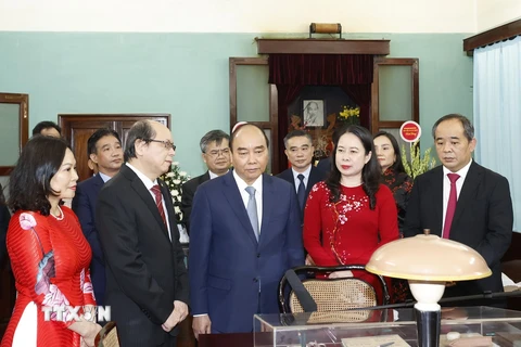 Chủ tịch nước dâng hương tưởng niệm Chủ tịch Hồ Chí Minh