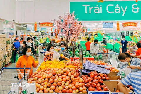 Hàng hóa phục vụ Tết Nhâm Dần 2022 tại các siêu thị ở thành phố Cần Thơ phong phú, đa dạng, giá cả ổn định. (Ảnh: Thanh Liêm/TTXVN)