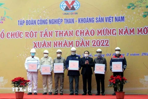 Bí thư Tỉnh ủy Nguyễn Xuân Ký tặng quà đầu Xuân cho công nhân ngành Than. (Ảnh: TTXVN phát)