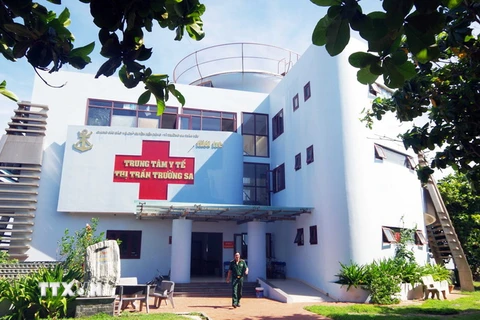 Trung tâm Y tế thị trấn Trường Sa được đầu tư khang trang, tương đương một bệnh viện đơn vị cấp huyện. (Ảnh: TTXVN phát)
