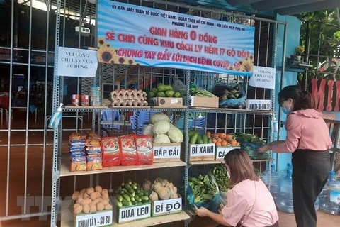 Người dân mang rau, hàng hóa đến để góp vào gian hàng 0 đồng hỗ trợ người ở điểm cách ly dịch COVID-19 phường Tân Quý, quận Tân Phú, TP.HCM. (Ảnh: TTXVN phát)