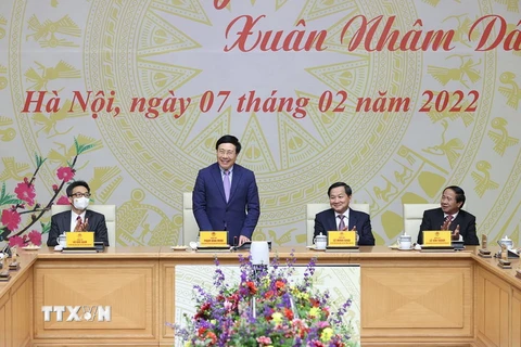 Phó Thủ tướng thường trực Phạm Bình Minh chúc Tết cán bộ, nhân viên Văn phòng Chính phủ. (Ảnh: Dương Giang/TTXVN)