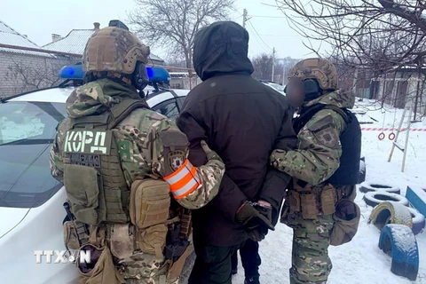 Cảnh sát bắt giữ nghi phạm trong vụ nổ súng tại thành phố Dnipro, miền Trung Ukraine ngày 27/1 vừa qua. (Ảnh: Ukrainian National Police/TTXVN)