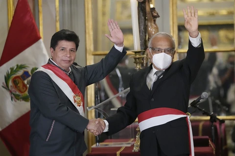 Tổng thống Peru Pedro Castillo (bên trái) và Bộ trưởng Tư pháp Peru Anibal Torres, trong lễ tuyên thệ nhậm chức thủ tướng tại cung điện chính phủ ở Lima, Peru, ngày 8/2. (Nguồn: bloomberg.com)