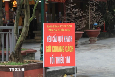 Trong Đền Bà chúa kho, phường Vũ Ninh, thành phố Bắc Ninh đều có biển hướng dẫn phòng dịch COVID-19. (Ảnh: Thanh Thương/TTXVN)