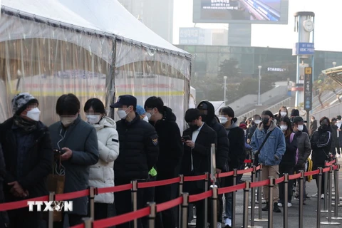 Người dân xếp hàng chờ xét nghiệm COVID-19 tại Seoul, Hàn Quốc, ngày 12/2. (Ảnh: Yonhap/TTXVN)