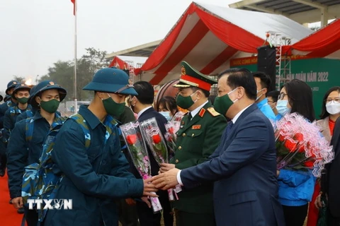 Bí thư Thành ủy Hà Nội Đinh Tiến Dũng động viên thanh niên huyện Đông Anh lên đường nhập ngũ. (Ảnh: Văn Điệp/TTXVN)