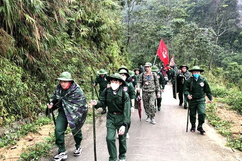 Du khách trải nghiệm đi bộ hành quân. (Nguồn: vixuyen.hagiang.gov.vn)