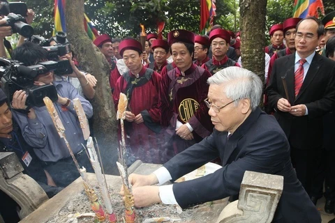 Tổng Bí thư, Chủ tịch Quốc hội Nguyễn Phú Trọng dâng hương tưởng nhớ công ơn các Vua Hùng nhân dịp giỗ Tổ Hùng Vương năm 2011, tại Khu Di tích lịch sử Quốc gia đặc biệt Đền Hùng, tỉnh Phú Thọ. (Ảnh: Trí Dũng/TTXVN)