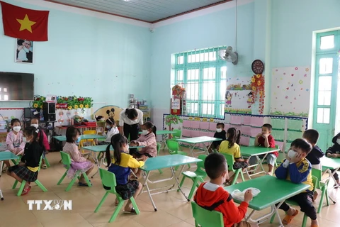 Học sinh mần non trường Mầm non Tân Thành, thành phố Buôn Ma Thuột ngày đầu tiên đến trường trong năm học 2021-2022. (Ảnh: Tuấn Anh/TTXVN)