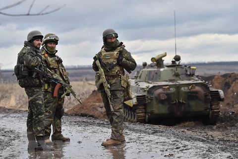 Binh sỹ quân đội Ukraine tại khu vực ở ngoại ô thành phố Debaltseve, vùng Donetsk, miền Đông Ukraine ngày 24/12/2014. (Nguồn: AFP/TTXVN)