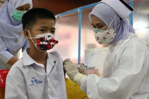 Nhân viên y tế tiêm vaccine phòng COVID-19 cho trẻ em tại Bangkok, Thái Lan. (Ảnh: AFP/TTXVN)