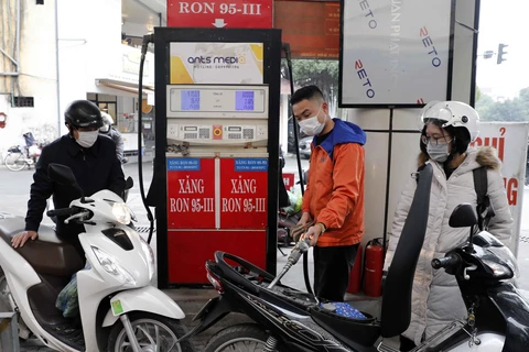 Mua bán xăng dầu tại một điểm kinh doanh xăng dầu trên đường Trần Khát Trân, quận Hai Bà Trưng, Hà Nội. (Ảnh: Trần Việt/TTXVN)