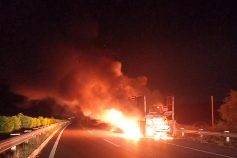Chiếc xe đầu kéo bốc cháy dữ dội trên cao tốc. (Nguồn: vovgiaothong.vn)