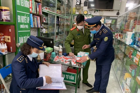 Các lực lượng chức năng kiểm tra Nhà thuốc Thùy Linh, tại Thị trấn Hát Lót, Mai Sơn, tỉnh Sơn La. (Nguồn: vov.vn)