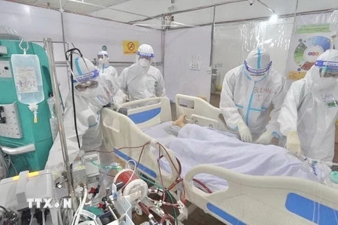 Bác sỹ chăm sóc bệnh nhân COVID-19 tại Bệnh viện dã chiến điều trị bệnh nhân COVID-19 đa tầng ở quận Tân Bình, TP.HCM. (Ảnh: TTXVN phát)