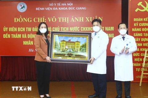 Phó Chủ tịch nước Võ Thị Ánh Xuân tặng quà lưu niệm Bệnh viện Đa khoa Đức Giang. (Ảnh: An Đăng/TTXVN)
