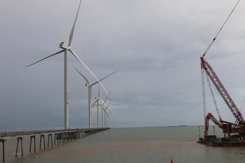 Các trụ điện gió đã được lắp đặt tại một nhà máy điện gió. (Ảnh: Phúc Sơn/TTXVN)