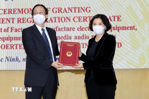 Chủ tịch UBND tỉnh Bắc Ninh Nguyễn Hương Giang (phải) trao Giấy chứng nhận đầu tư cho Công ty Goertek Vina. (Ảnh: Đinh Văn Nhiều/TTXVN)