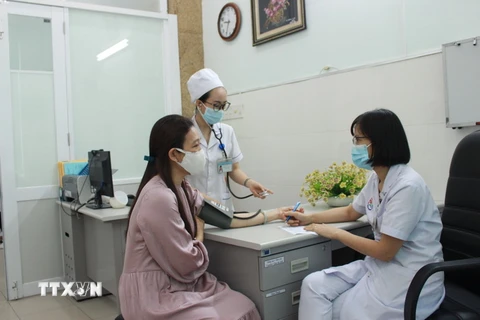 Bác sỹ của Phòng khám hậu COVID-19, Bệnh viện Đa khoa tỉnh Khánh Hòa thăm khám cho bệnh nhân đến khám do nghi ngờ mắc các triệu chứng hậu COVID-19. (Ảnh: Phan Sáu/TTXVN)
