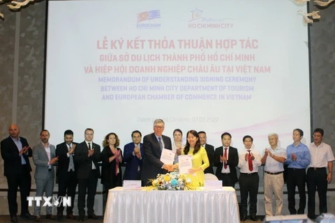 Đại diện Sở Du lịch Thành phố Hồ Chí Minh và Hiệp hội Doanh nghiệp châu Âu tại Việt Nam (EuroCham) ký kết thỏa thuận hợp tác giai đoạn 2022-2024. (Ảnh: Mỹ Phương/TTXVN)