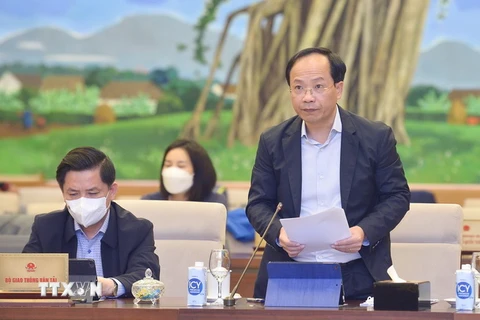 Thứ trưởng Bộ Giao thông Vận tải Nguyễn Duy Lâm trình bày báo cáo. (Ảnh: Doãn Tấn/TTXVN)
