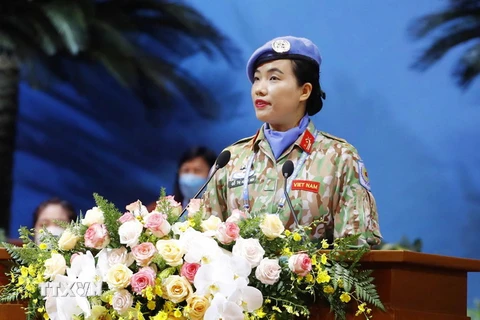 Trung tá Đỗ Thị Hằng Nga, Cục Gìn giữ hòa bình Việt Nam trình bày tham luận tại Đại hội. (Ảnh: Phương Hoa/TTXVN)
