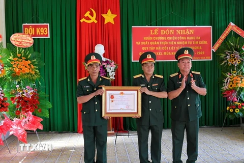 Thiếu tướng Hồ Minh Phương, Phó Chủ nhiệm Chính trị Quân khu 9 trao Huân chương Chiến công hạng Ba cho Tập thể Đội K93. (Ảnh: Thanh Sang/TTXVN)