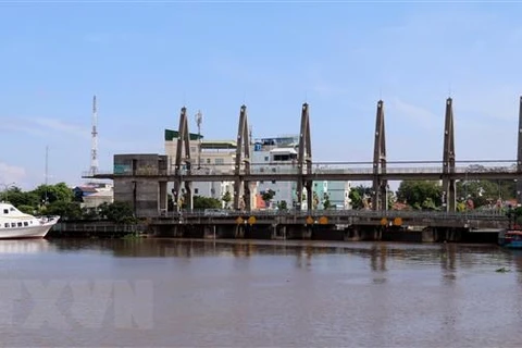 Cống sông Kiên ngăn mặn, giữ ngọt phục vụ sản xuất vùng Tứ giác Long Xuyên, tỉnh Kiên Giang. (Ảnh: Lê Huy Hải/TTXVN)