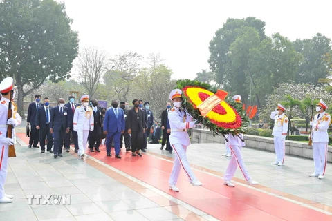 Hình ảnh Tổng thống Sierra Leone vào Lăng viếng Chủ tịch Hồ Chí Minh 