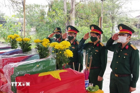 Đoàn lãnh đạo Bộ Chỉ huy Quân sự tỉnh Quảng Trị viếng và dâng hương các hài cốt liệt sỹ được quàn tại Nhà bia ghi danh liệt sỹ xã Vĩnh Sơn. (Ảnh: Nguyên Lý/TTXVN)