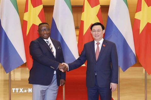 Chủ tịch Quốc hội Vương Đình Huệ và Tổng thống nước Cộng hòa Sierra Leone chụp ảnh chung. (Ảnh: Doãn Tấn/TTXVN)
