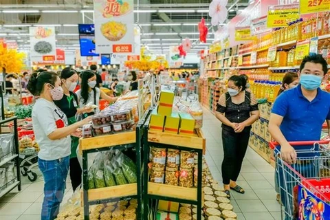 Người dân mua hàng tại siêu thị. (Nguồn: TTXVN)