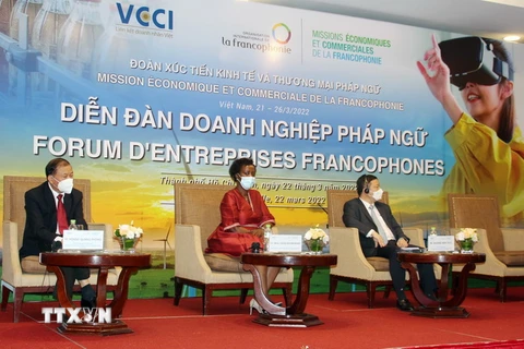 Đại diện chính quyền Thành phố Hồ Chí Minh, Liên đoàn Thương mại và Công nghiệp Việt Nam (VCCI), Tổ chức Quốc tế Pháp ngữ (OIF) chủ trì phiên khai mạc Diễn đàn doanh nghiệp Pháp ngữ. (Ảnh: Mỹ Phương/TTXVN)