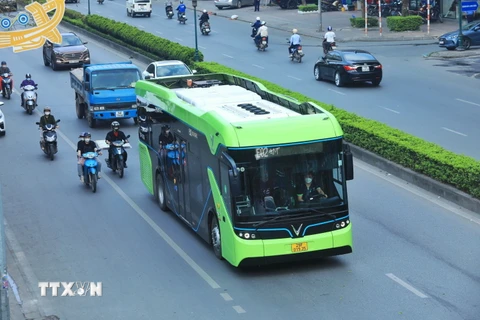 Hình ảnh các tuyến xe buýt điện ở Hà Nội vận hành ổn định 