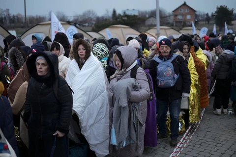 Người dân Ukraine sơ tán khỏi vùng chiến sự. (Nguồn: AP)
