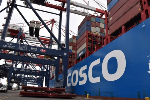 Tàu container của Trung Quốc neo tại cảng Long Beach ở California, Mỹ, ngày 20/8/2021. (Ảnh: THX/TTXVN)