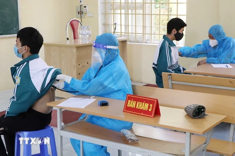 Lực lượng y tế khám sàng lọc và tư vấn cho học sinh Trường THPT Việt Trì, tỉnh Phú Thọ, trước khi tiêm vaccine phòng COVID-19. (Ảnh: Trung Kiên/TTXVN)