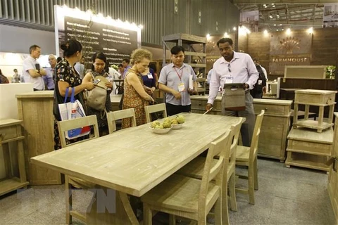 Khách quốc tế tham quan hội chợ VIFA-EXPO 2019.Việt Nam tiếp tục duy trì vị thế dẫn đầu về xuất khẩu đồ gỗ nội ngoại thất tại thị trường EU. (Nguồn: TTXVN)