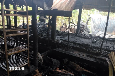 Hiện trường căn nhà của nạn nhân bị cháy hoàn toàn. (Ảnh: TTXVN phát)