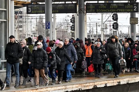 Người dân Ukraine sơ tán khỏi thủ đô Kiev ngày 5/3/2022. (Ảnh: AFP/TTXVN)
