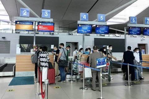 Với việc triển khai làm thủ tục trực tuyến, hành khách không phải xếp hàng dài chờ lấy vé để lên máy bay. (Ảnh: CTV/Vietnam+)